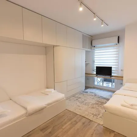 Terrace 6 * טיראנה
